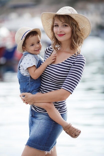 madre e un bambino all'aperto