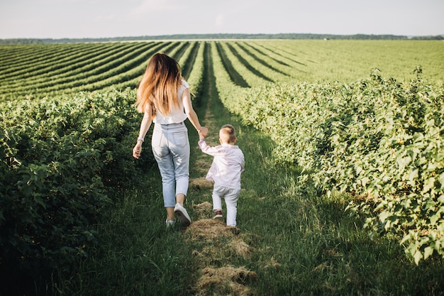 Madre e un bambino che cammina sul campo