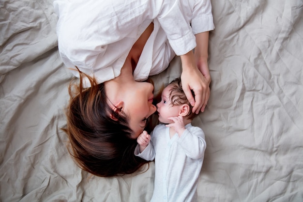 Madre e un bambino sdraiato sul letto