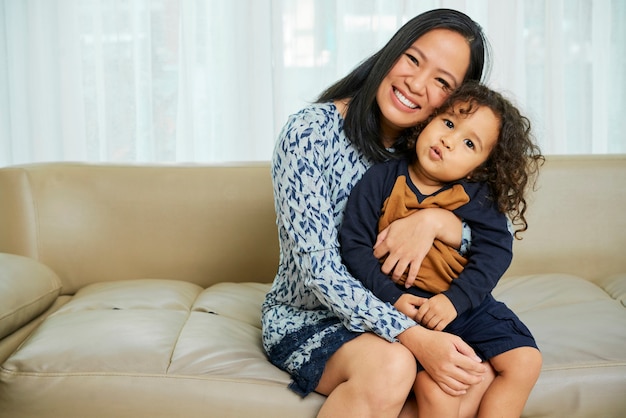 Madre felice che abbraccia il bambino