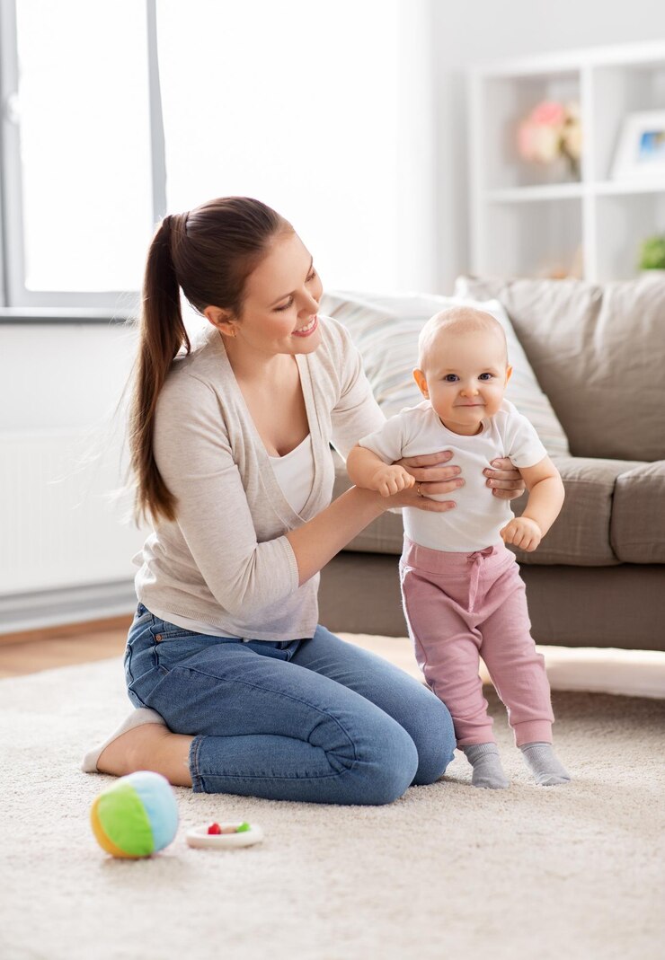 Foto madre felice che gioca con il bambino a casa