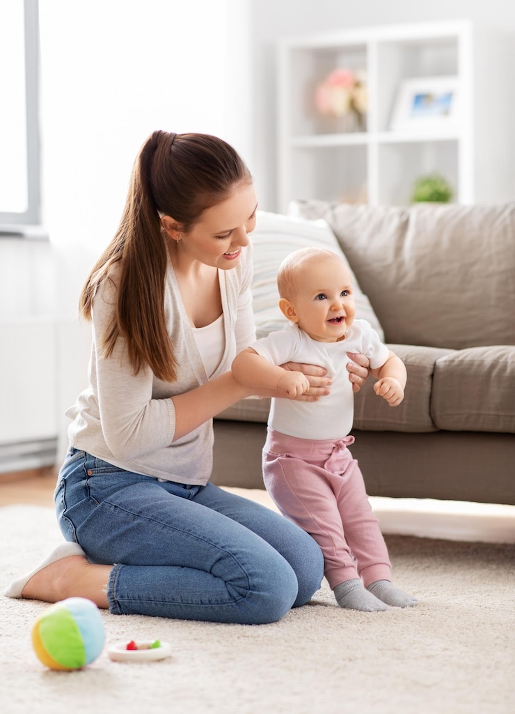 Foto madre felice che gioca con il bambino a casa