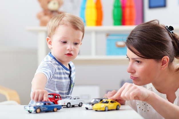 Madre felice che gioca con il bambino a casa