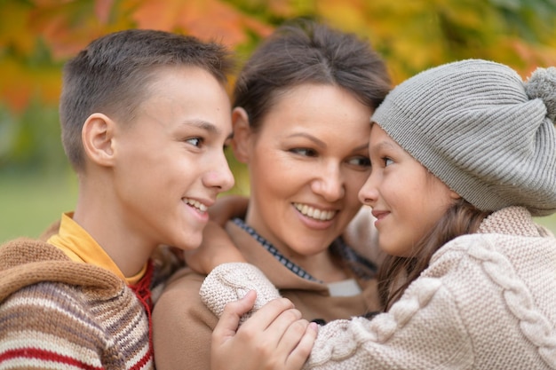 Madre felice con bambini all'aperto