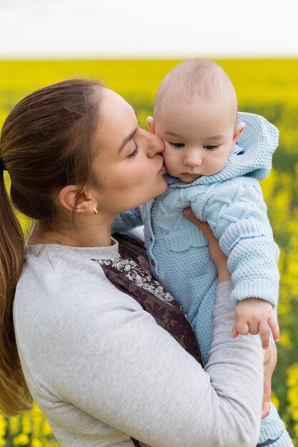 Madre felice con il bambino nel campo