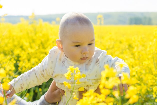 Madre felice con il bambino nel campo