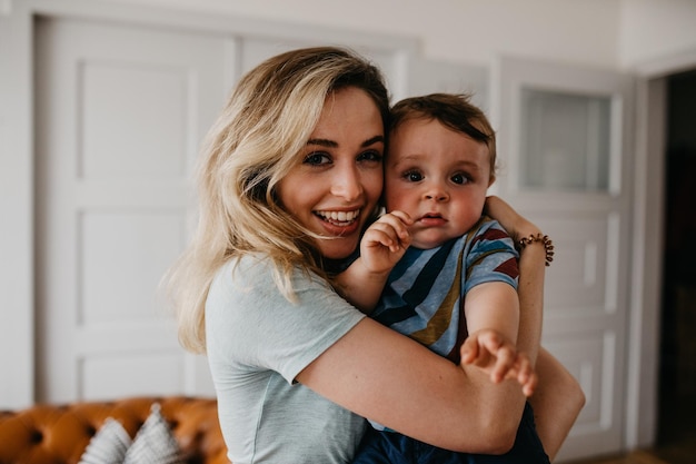 Madre felice con il figlio a casa