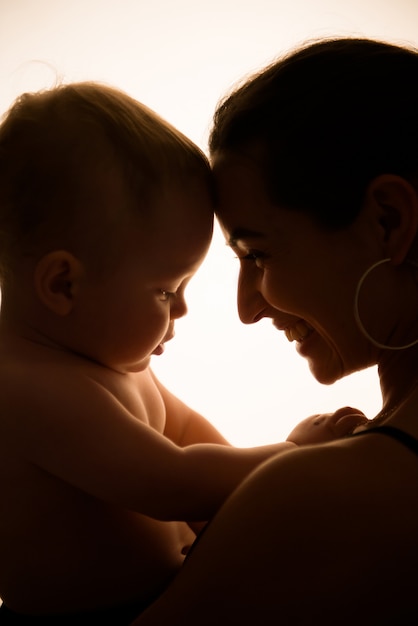 Madre felice con il suo bambino divertirsi insieme