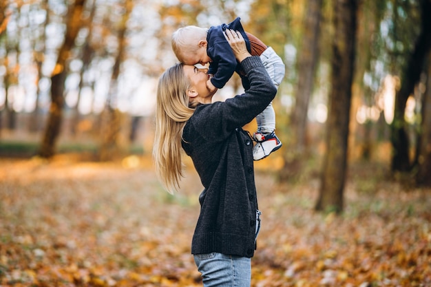 Madre felice con il suo piccolo figlio del bambino che si diverte nel parco