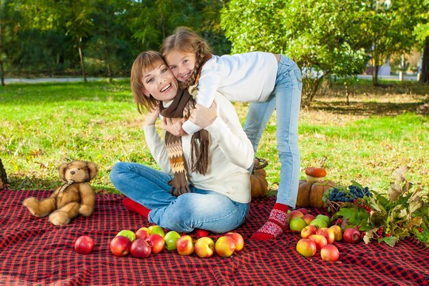 Madre felice con la piccola figlia nella sosta di autunno