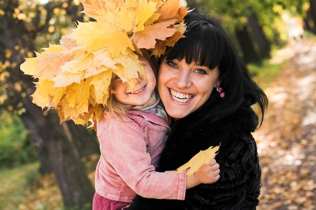 Madre felice con la sua piccola figlia