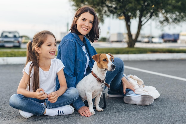 Madre felice con ragazza e cane