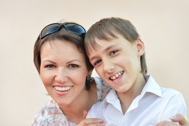 Madre felice con suo figlio che cammina fuori