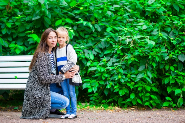 Madre felice e bambina adorabile che godono del clima caldo al bellissimo parco