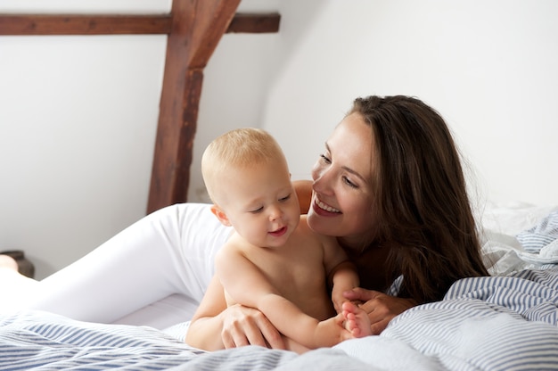 Madre felice e carino bambino sorridente