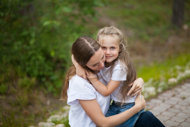 Madre felice e figlia che hanno divertimento nella natura