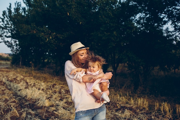 Madre felice e figlia che ridono insieme all'aperto