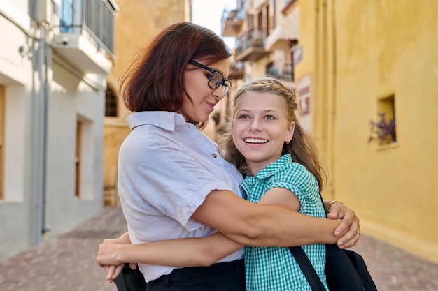 Madre felice e figlia del bambino che si abbracciano insieme