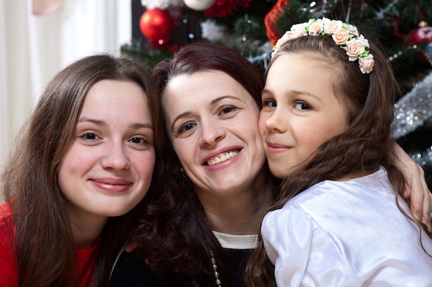 Madre felice e figlie che celebrano il Natale
