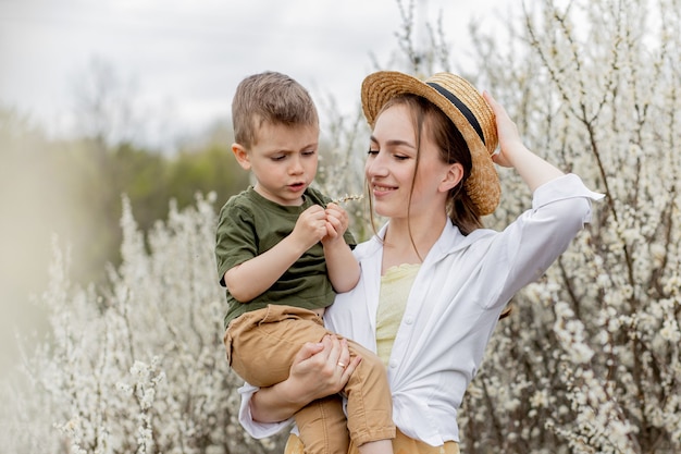 Madre felice e figlio che hanno divertimento insieme.