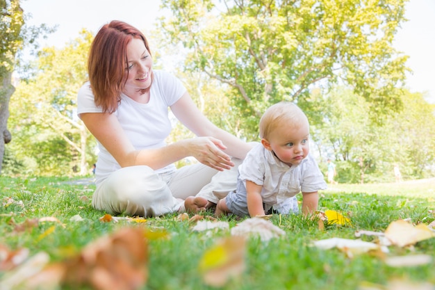 Madre felice e figlio del bambino al parco a New York