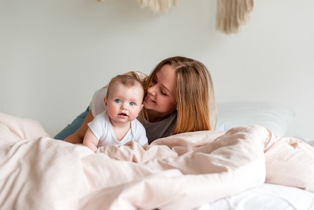 Madre felice e sua figlia adorabile