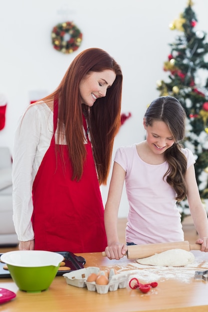 Madre festiva e figlia che cuociono insieme