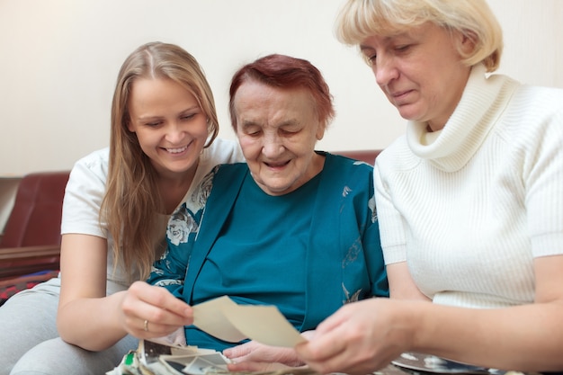 Madre, figlia e nonna guardando le foto