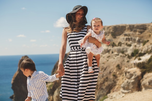 Madre, figlio e figlia che camminano sulla montagna.