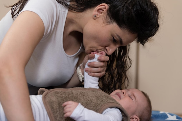 Madre in soggiorno con il bambino che sorride