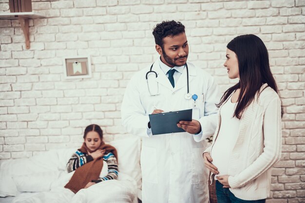 Madre incinta e figlia nella stanza della clinica.