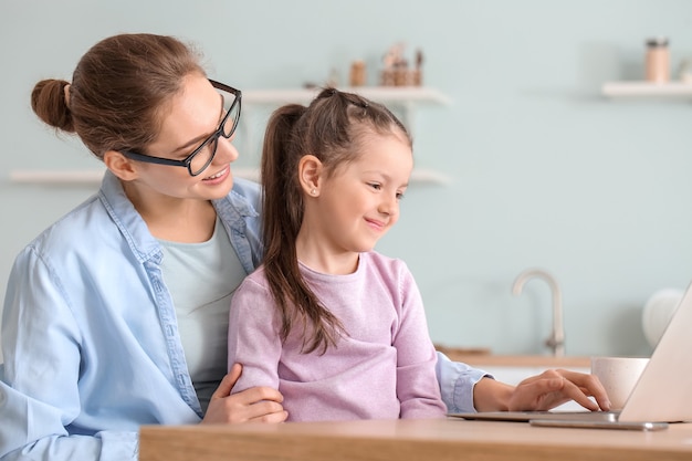 Madre lavoratrice con figlia piccola a casa