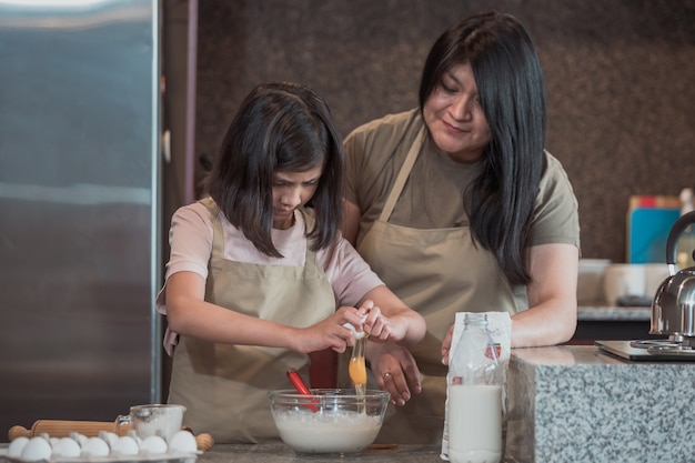 Madre messicana e figlia che cucinano in cucina, festa della mamma