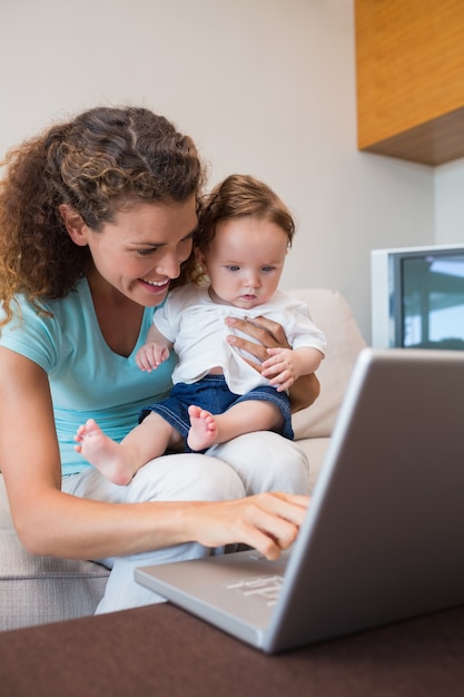 Madre mostrando portatile per bambino