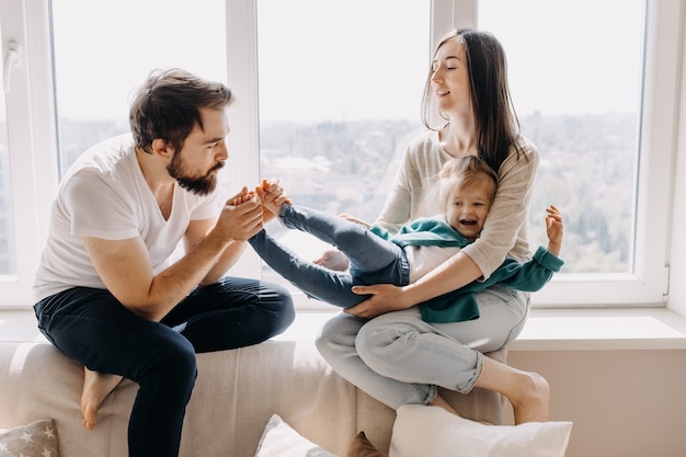 Madre, padre e figlia che giocano insieme a casa