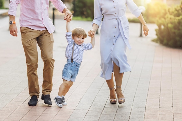 Madre, padre e figlia, divertirsi all'aperto