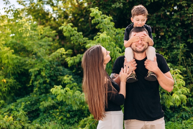 Madre, padre e figlio che si divertono all'aperto. LY