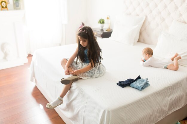 Madre, padre e un bambino insieme sul letto