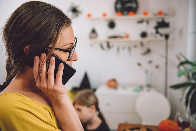 Madre parla al telefono intelligente