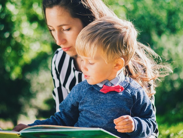Madre seduta con il figlio all'aperto