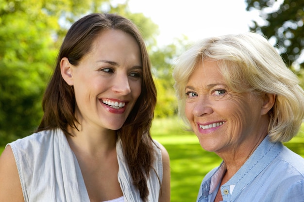 Madre senior che sorride con la figlia più anziana