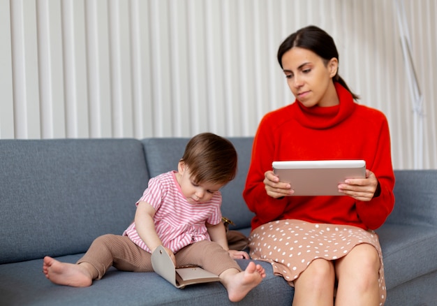 Madre single che trascorre del tempo con sua figlia