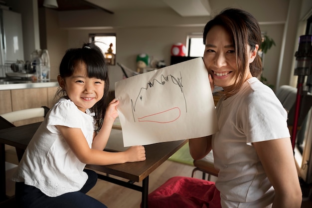 Madre single che trascorre del tempo con sua figlia