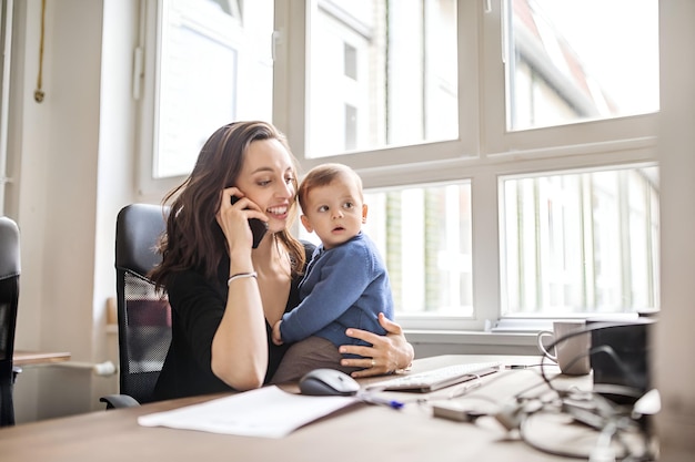 Madre single con figlio che lavora in ufficio