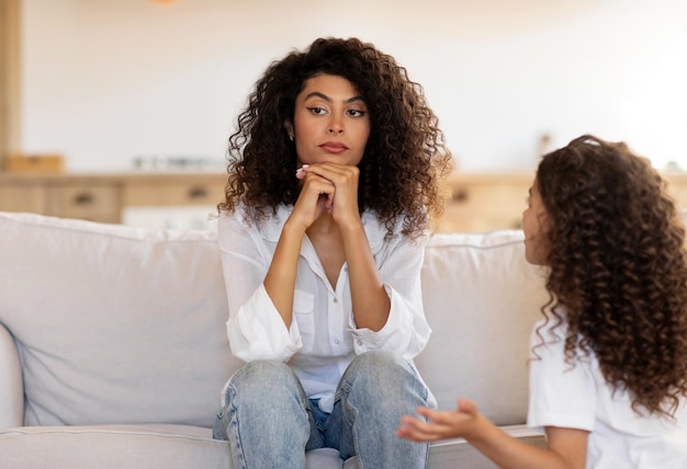 Madre single stanca che si sente disperata per la figlia urlante depressa giovane madre infastidita da