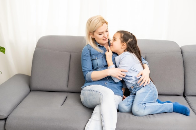 Madre sorridente con sua figlia a casa