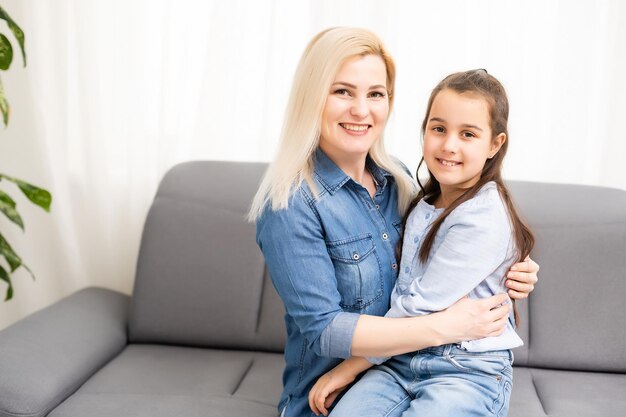 Madre sorridente con sua figlia a casa