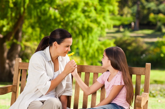 Madre sorridente con sua figlia