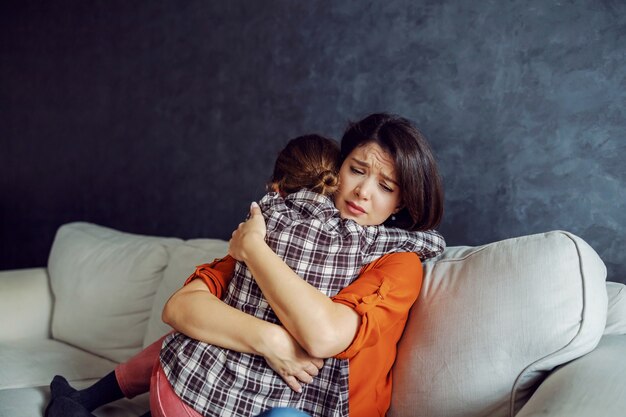 Madre triste che abbraccia la sua amata figlia. Figlia che conforta sua madre.