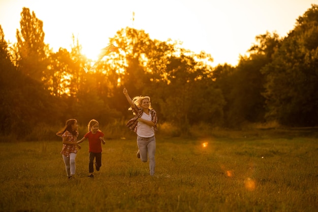 madri e figlie in un campo al tramonto con un aquilone